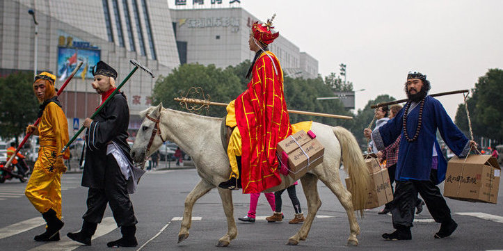 唐僧師徒變身快遞哥在長沙街頭送貨 唐僧師徒變身快遞哥在長沙街頭送貨