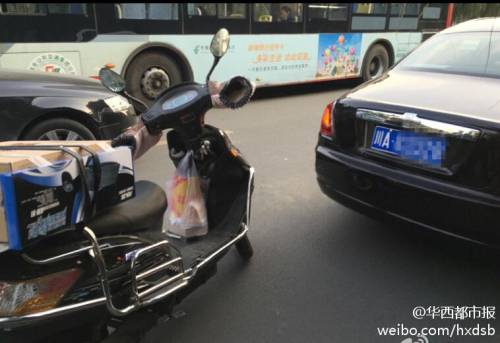 男子騎電瓶車(chē)撞凹勞斯萊斯