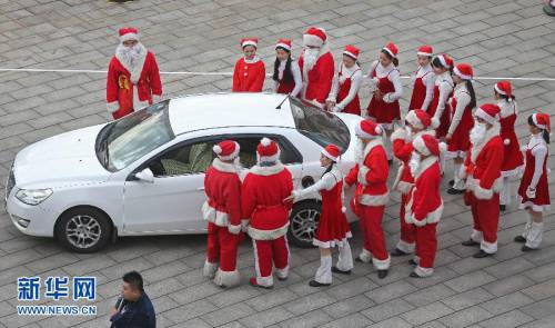 “圣誕老人”參加汽車(chē)裝人挑戰(zhàn)賽