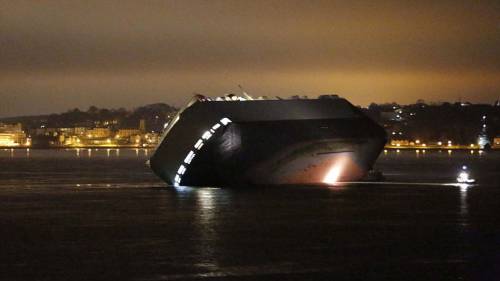 英國大型貨輪撞上堤壩側(cè)翻 英國大型貨輪撞上堤壩側(cè)翻