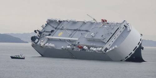 英國大型貨輪撞上堤壩側(cè)翻 英國大型貨輪撞上堤壩側(cè)翻