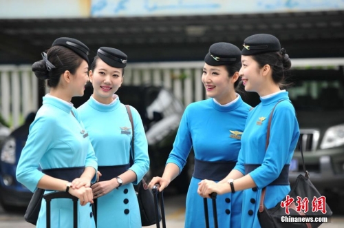 廈航空乘全面換裝 新制服凸顯國際范 廈航空乘全面換裝 新制服凸顯國際范