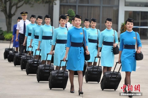 廈航空乘全面換裝 新制服凸顯國際范 廈航空乘全面換裝 新制服凸顯國際范