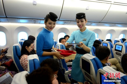 廈航空乘全面換裝 新制服凸顯國際范 廈航空乘全面換裝 新制服凸顯國際范