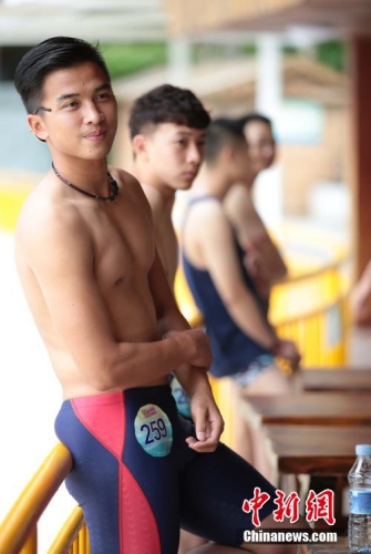 學生參加?；ㄐ２荽筚?穿比基尼秀身材