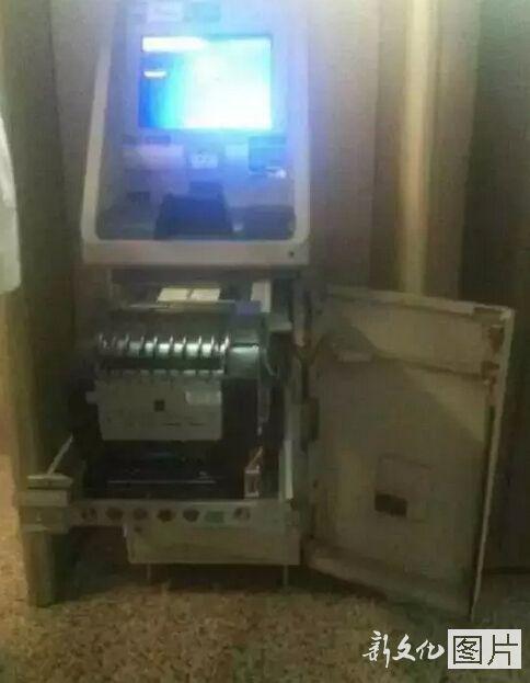 女子徒手拆提款機(jī) 女子徒手拆提款機(jī)