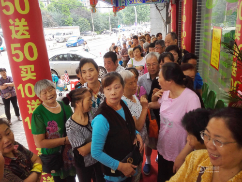 武漢商店促銷 80歲太婆凌晨4點(diǎn)排隊