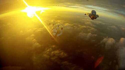 三名男子從四千米高空跳傘 挑戰(zhàn)極限 三名男子從四千米高空跳傘 挑戰(zhàn)極限