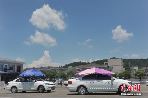 杭州一駕?，F(xiàn)遮陽新招 教練車車頂撐傘