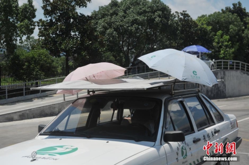 杭州一駕?，F(xiàn)遮陽新招 教練車車頂撐傘