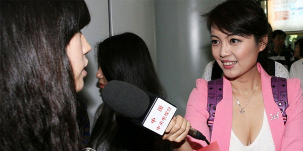 央視女記者艾婷婷美胸搶鏡 央視女記者艾婷婷美胸搶鏡