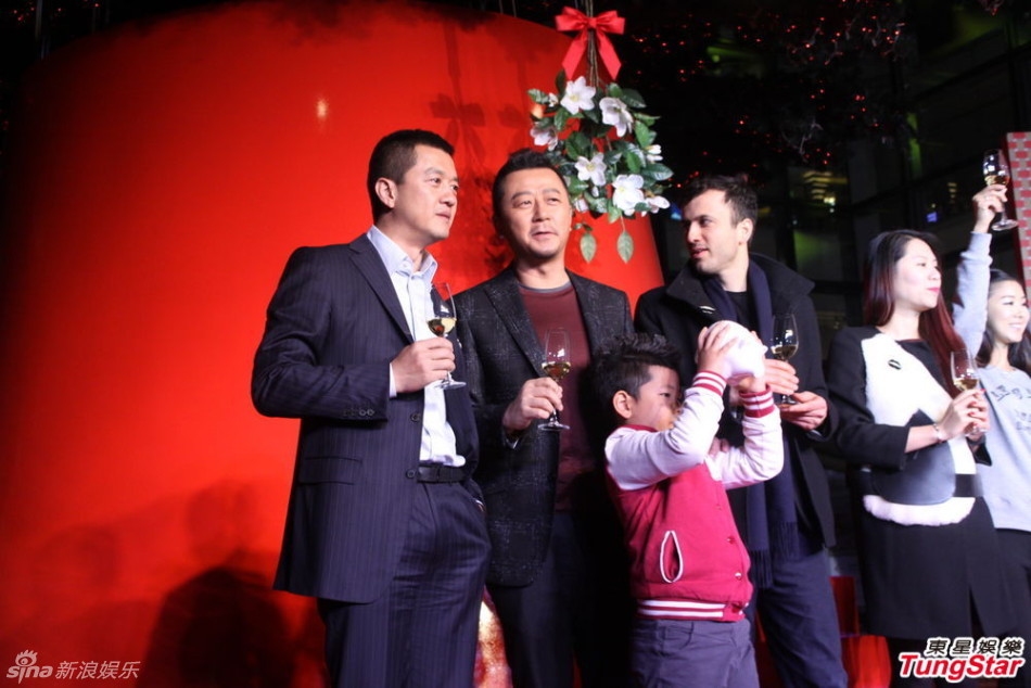 李亞鵬、郭濤父子相活動