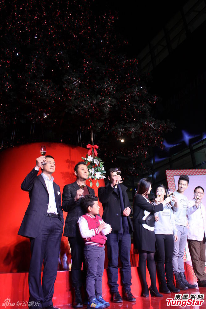 李亞鵬、郭濤父子相活動