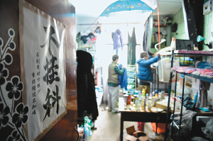 寢室門(mén)上的招貼表達(dá)了學(xué)生們的愿望，其實(shí)不逃課、少逃課才是不掛科的保證