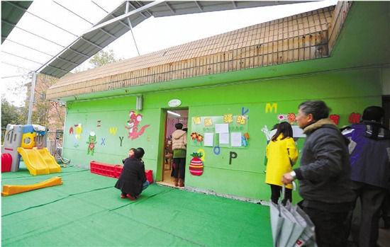 因?yàn)榕卵b修后的氣味影響孩子的健康，包括小葉在內(nèi)，很多家長(zhǎng)找到園方，要求換教室.