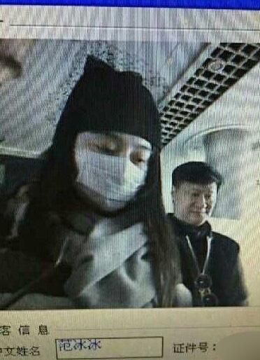 范冰冰李晨同現(xiàn)身煙臺機(jī)場 疑見家長好事將近 范冰冰李晨同現(xiàn)身煙臺機(jī)場 疑見家長好事將近