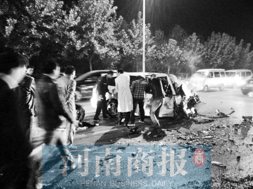 慘劇現(xiàn)場(chǎng)，眾人紛紛上前施救，有人拉住變形的車門，為傷者爭(zhēng)取救援時(shí)間