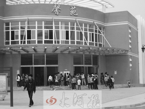 學(xué)生們排隊進(jìn)入食堂就餐，對于統(tǒng)一15元的收費(fèi)標(biāo)準(zhǔn)，不少學(xué)生和家長很不理解。