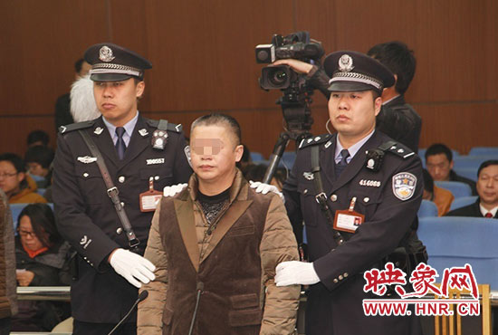 被告人被法警帶上法庭時，身上沒有戒具，也沒有剃光頭。（圖片來源于微博@豫法陽光）
