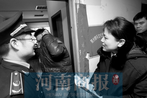 城管巡回法庭法官，到因違反城市管理的受罰當(dāng)事單位送傳票