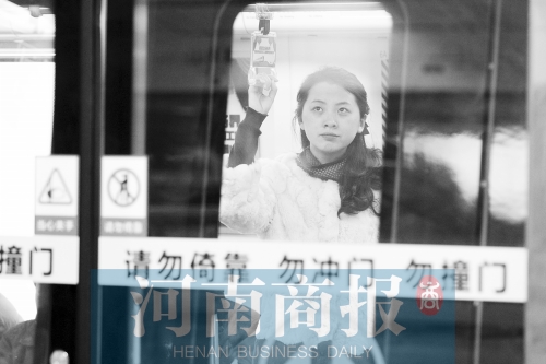 首個(gè)上班高峰，地鐵乘客以年輕的上班族為主