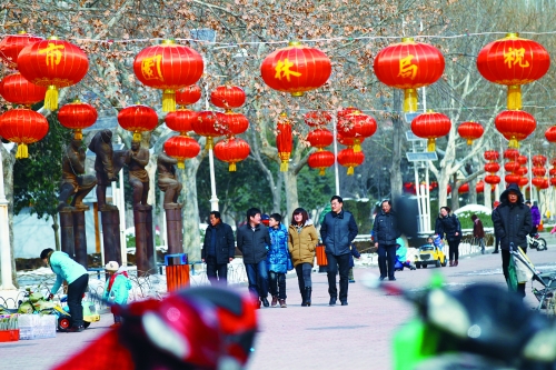 昨天，鄭州市文博廣場(chǎng)上已掛起了燈籠。