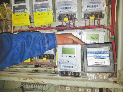 　跟智能電表（左）相比，老式機械電表（右）就像個“老古董”。