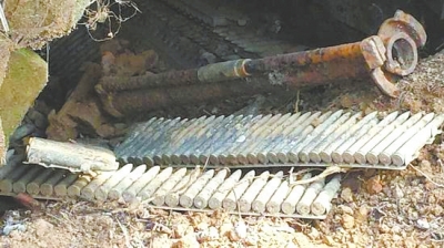 新縣村民掃墓時發(fā)現(xiàn)"軍火庫" 有機槍、迫擊炮等重武器