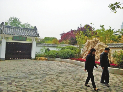 鄭州部分公園現(xiàn)“園中園” 常年閉門不納客引質疑