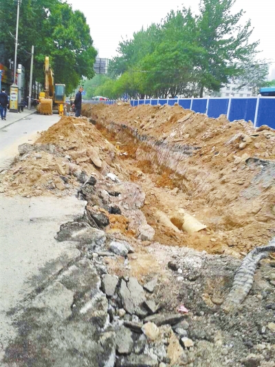 文化路大修改造工程，目前西半幅圍擋已基本鋪設(shè)到位。
