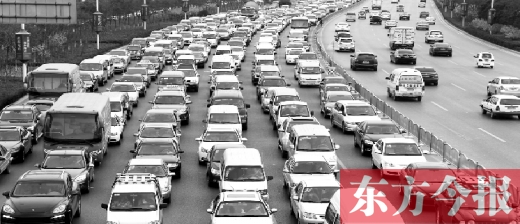 21日，鄭州市中州大道，大量擁堵的汽車將寬寬的道路變成“停車場”