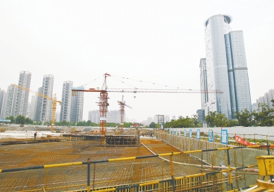 中州大道與金水東路東北角，正在建一座大型停車場。