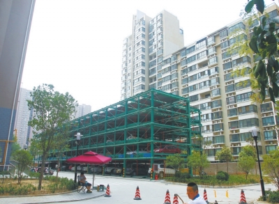 商城路與英協(xié)路交叉口附近的濱河綠苑小區(qū)內(nèi)，剛剛建好一個立體停車場。