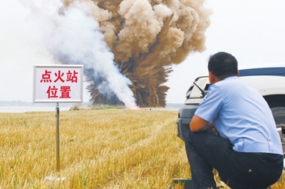 民警點火，引爆爆炸物品。