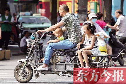 這樣帶著孩子，一個剎車，孩子就有可能摔下車