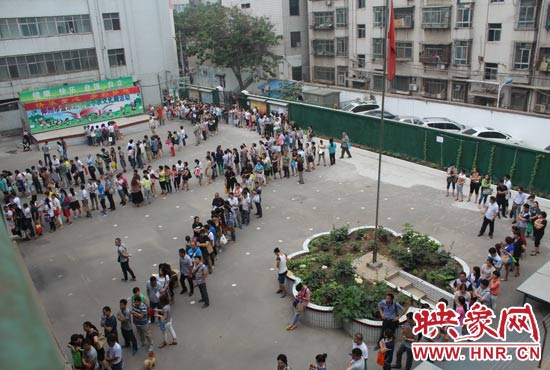 報名現(xiàn)場從一大早便已排起了長龍。