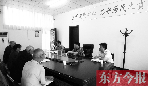 6月16日，幾位蘭考市民在向縣委副書(shū)記毛衛(wèi)豐反映問(wèn)題。