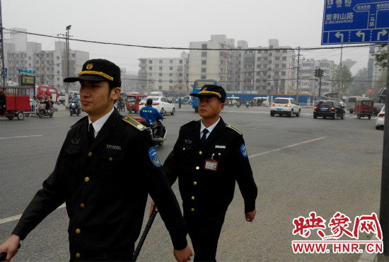 每天，老王的工作就是在火車站附近巡邏