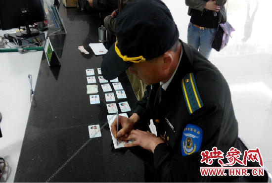 撿到的身份證，巡防隊(duì)員通常是自費(fèi)郵寄給失主。