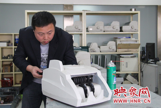 陸涌每天的工作就是和機(jī)器“談心”、發(fā)現(xiàn)故障、修好它們。