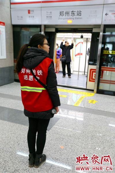 在前期的志愿工作中鄭州地鐵主要與市各大高校合作組建志愿者服務(wù)隊(duì)。