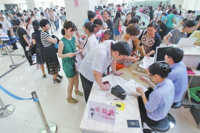 6月30日上午9時20分，鄭州市公安局出入境管理處辦事大廳內(nèi)擠滿前來辦理護照、簽證的群眾。