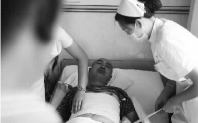 昨天，鄭州市第一人民醫(yī)院，被打傷的鄭州管城區(qū)執(zhí)法隊(duì)員唐建偉在接受治療。