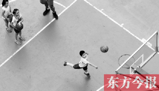7月2日，河南工業(yè)大學(xué)籃球場(chǎng)內(nèi)，幾名孩子正在接受籃球訓(xùn)練