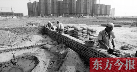7月8日，鄭州市銀鶯路南端，一處新建的小學和中學剛剛開始動工
