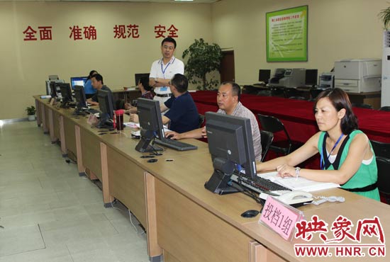 今年我省高招錄取工作正在平穩(wěn)正常開展，圖為投檔組工作人員。