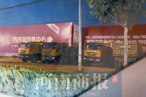 昨夜，記者發(fā)現(xiàn)一些工地外，渣土車們正在“休息”記者 鄧萬(wàn)里/攝