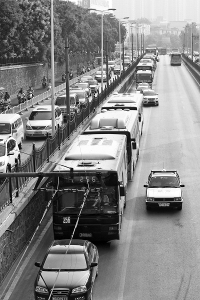 大量的機動車由京廣路向北前行，右拐后涌上中原路地下道。