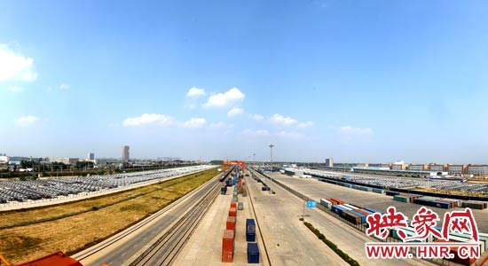 鄭州鐵路集裝箱中心站內(nèi)，滿載貨物的國(guó)際班列從這里開出。段晉哲/攝