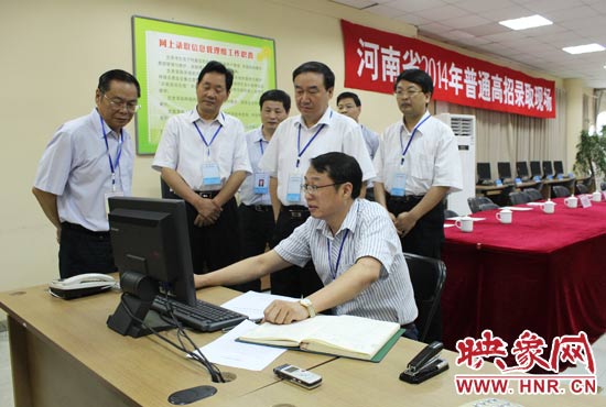 副省長(zhǎng)徐濟(jì)超在高招錄取現(xiàn)場(chǎng)聽取工作人員匯報(bào)。